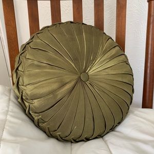 Round accent pillow